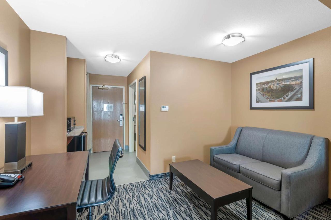 Western & Hotel 3*